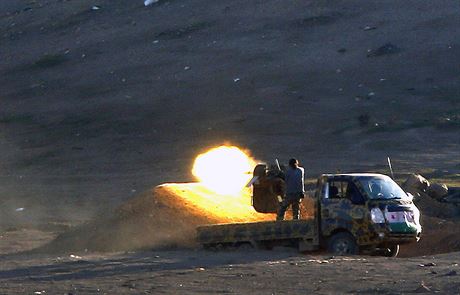 Pemergové pálí na islamisty poblí Kobani.