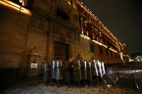 Police v hlavnm mst Mexika brn demonstrantm ve vstupu do prezidentskho...
