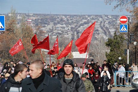 Nad pátení demonstrací v Luhansku vlály rudé sovtské prapory.
