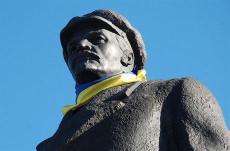 Na hlavnm nmst ve Slavjansku dali lid na sochu Lenina tek v barvch...