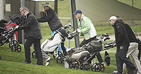 Úastníci golfového turnaje v Praze Hostivai, které pozvala spolenost Tate...