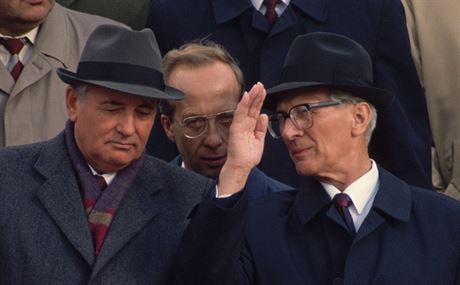 Michail Gorbaov (vlevo) a Erich Honecker na snímku z konce 80. let.