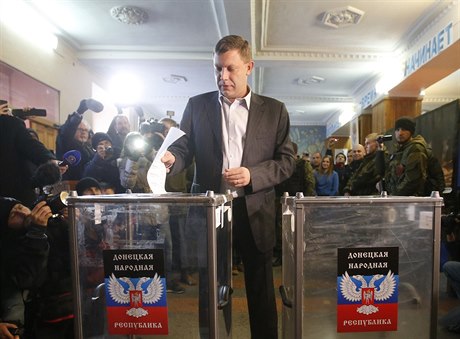 Alexander Zacharenko, vdce separatist, hlasuje v povstaleckých volbách