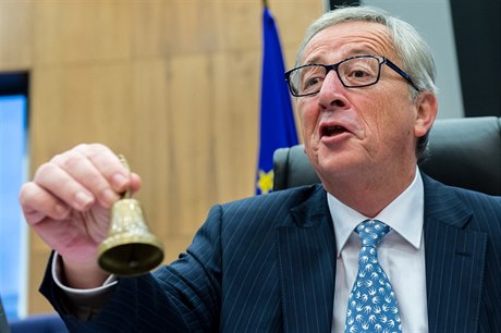 Jean-Claude Juncker zahájil první setkání své nové komise zvonečkem. Byl...