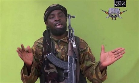 Údajný vdce sekty Boko Haram Abú Bakr ekau hovoí na videozáznamu.