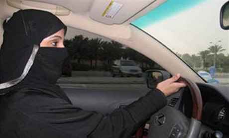 Nad 30 let a ádný make-up. Saúdská Arábie moná pustí eny za volant