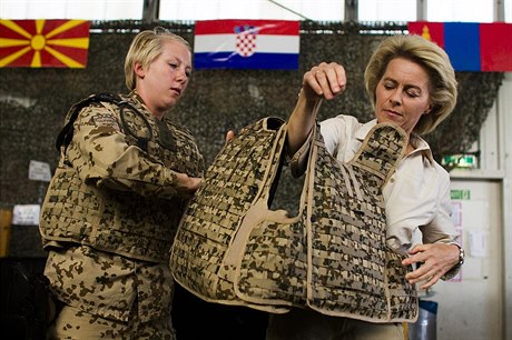 Přibudou další mise? Ministryně obrany Ursula von der Leyenová při červencové návštěvě základny Marmal u Mazár-e Šarífu. Od roku 2015 se má Německo na nebojové podpůrné misi NATO v Afghánistánu podílet osmi sty vojáky.