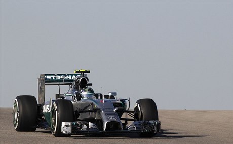 Nico Rosberg při průjezdu zatáčkou.