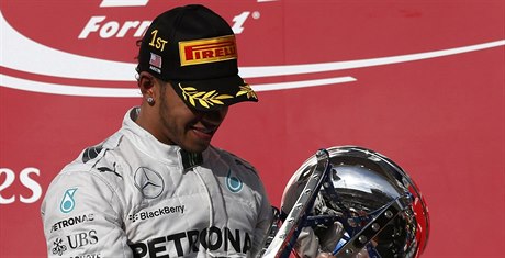 Lewis Hamilton s trofejí pro vítze.