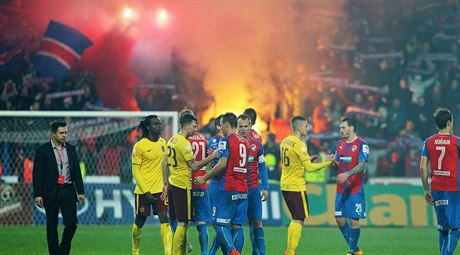 Plze porazila Spartu 2:0, duel byl kvli fanoukm tikrát peruen.