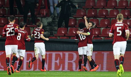 Fotbalisté Sparty oslavují vstelenou branku do sít Slovanu.