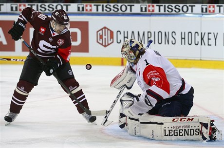 Tomá Rolinek ze Sparty a branká Linköpingu Marcus Högberg.