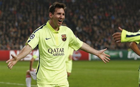 Messi slaví gól do sít Ajaxu.