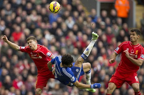 Kanonýr Chelsea Diego Costa se pokouí v zápase proti Liverpoolu o nky.
