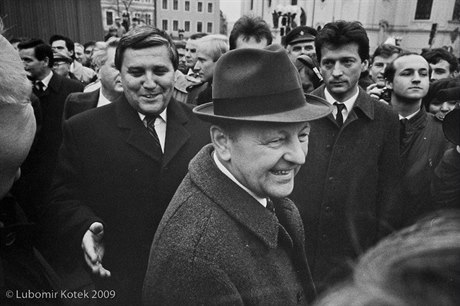 Po shromáždění k oslavě Vítězného února na Staroměstském náměstí, Praha 1989