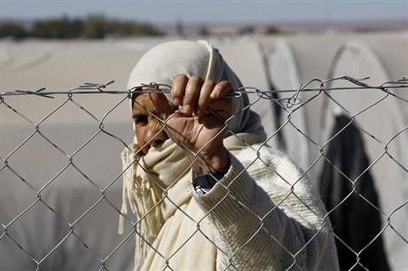 Kurdská ena eká v uteeneckém táboe na poheb kurdského vojáka padlého v...