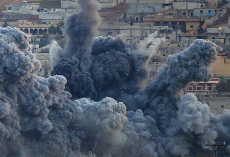 Exploze po náletech na msto Kobani. Koaliní letadla se snaí zastavit postup...