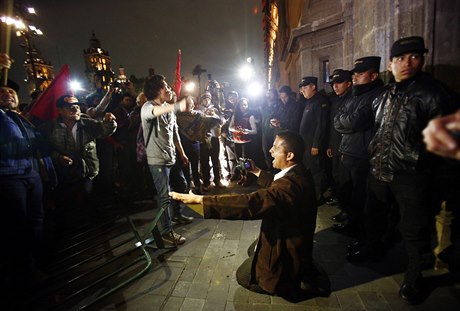 Demonstrace proti masakru 43 student v mexické Iguale. len ochranky vklee...