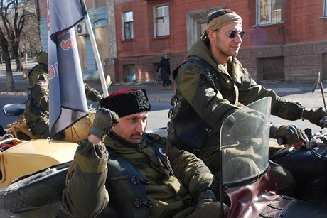 Volby v Luhansku přijeli podpořit i členové ruského motorkářského gangu Noční...