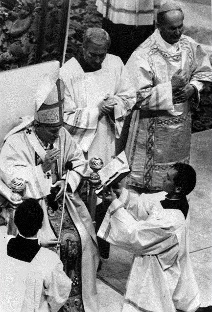 Pape Jan Pavel II. (vlevo) te kanonizaní modlitbu za Aneku Pemyslovnu...