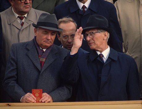 Michail Gorbačov (vlevo) a Erich Honecker na snímku z konce 80. let.