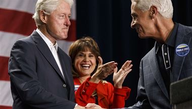 Do kampan se tradin zapojil i Bill Clinton.