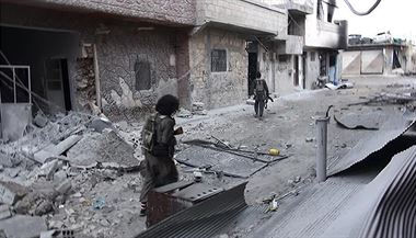 Bojovnci IS v troskch Kobani. Po mscch boj je z pvodn lidnatho msta...