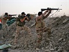 íitské milice pálí po bojovnících IS.