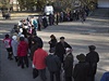 Lidé stojí na Donbasu v mrazivých teplotách ped volebními místnostmi fronty....