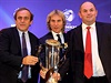 S trofejí pro vítze. Zleva: Michel Platini, Pavel Nedvd a Miroslav Pelta.