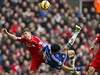 Kanonýr Chelsea Diego Costa se pokouí v zápase proti Liverpoolu o nky.