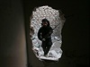 Vojk Svobodn syrsk armdy kr se zbran skrze dru ve zdi v Aleppu.
