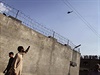 Obyvatelé Abbottábádu sledují helikoptéry pelétávající nad sídlem bin Ládina.