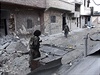 Bojovníci IS v troskách Kobani. Po msících boj je z pvodn lidnatého msta...