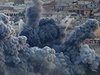 Exploze po náletech na msto Kobani. Koaliní letadla se snaí zastavit postup...