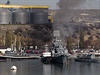 Kou stoupá z protiponorkové lodi Kerch v Sevastopolu.
