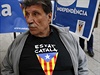 Obchodník s pro-katalánskými výrobky v Barcelon. Na triku má nápis...