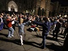 Tanec Sardan den ped volbami. Lidé se k typickému katalánskému tanci...