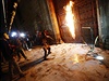 Demonstranti zapalují dvee prezidentského paláce na protest proti masakru 43...