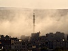 Minaret zahalený dýmem, stoupajícím z ulic Kobani. Pohled z kopce nedaleko...