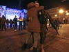 Po volbách. Ozbrojený separatista objímá enu na námstí v centru Doncku.