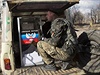 Ozbrojený separatista hlídá volební urnu.