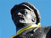 Na hlavnm nmst ve Slavjansku dali lid na sochu Lenina tek v barvch...