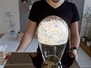 Stolní lampa Aeon od designéra Jiího Kriici (na snímku) je souástí nové...