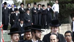 Ortodoxní �idé p�ihlí�ejí na míst� �inu po útoku palestinského úto�níka.