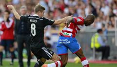 Toni Kroos (vlevo) a Dimitri Foulquier.