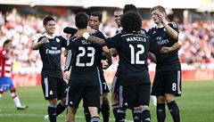 Hrái Realu Madrid oslavují vstelenou branku na hiti Granady.