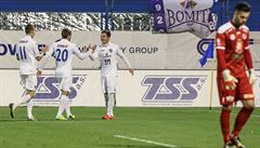 Fotbalisté Baníku Ostrava oslavují gól do sít Hradce Králové.