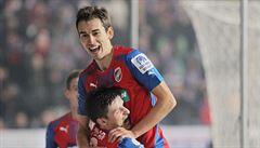 Radost z gólu. Václav Pila� (vlevo) a Tomá� Ho�ava.