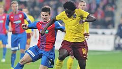 Tiémoko Konaté (vpravo) prchá do útoku.